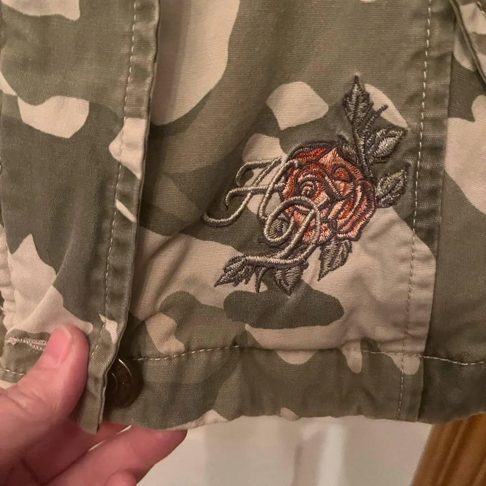 Harley Davidson Women’s utility jacket featuring camo/rose details Sz M - Picture 6 of 8